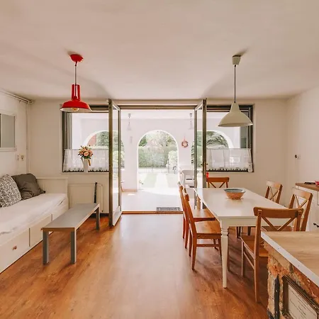 Csonakos Haz / The Boat House