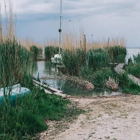 Csónakos Ház / The Boat House