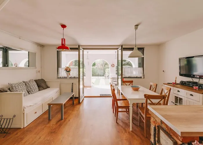 Csonakos Haz / The Boat House